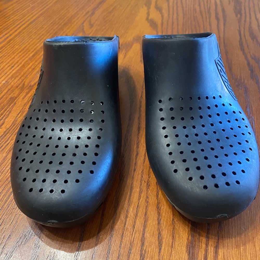 Black Perforated calzuro Mules